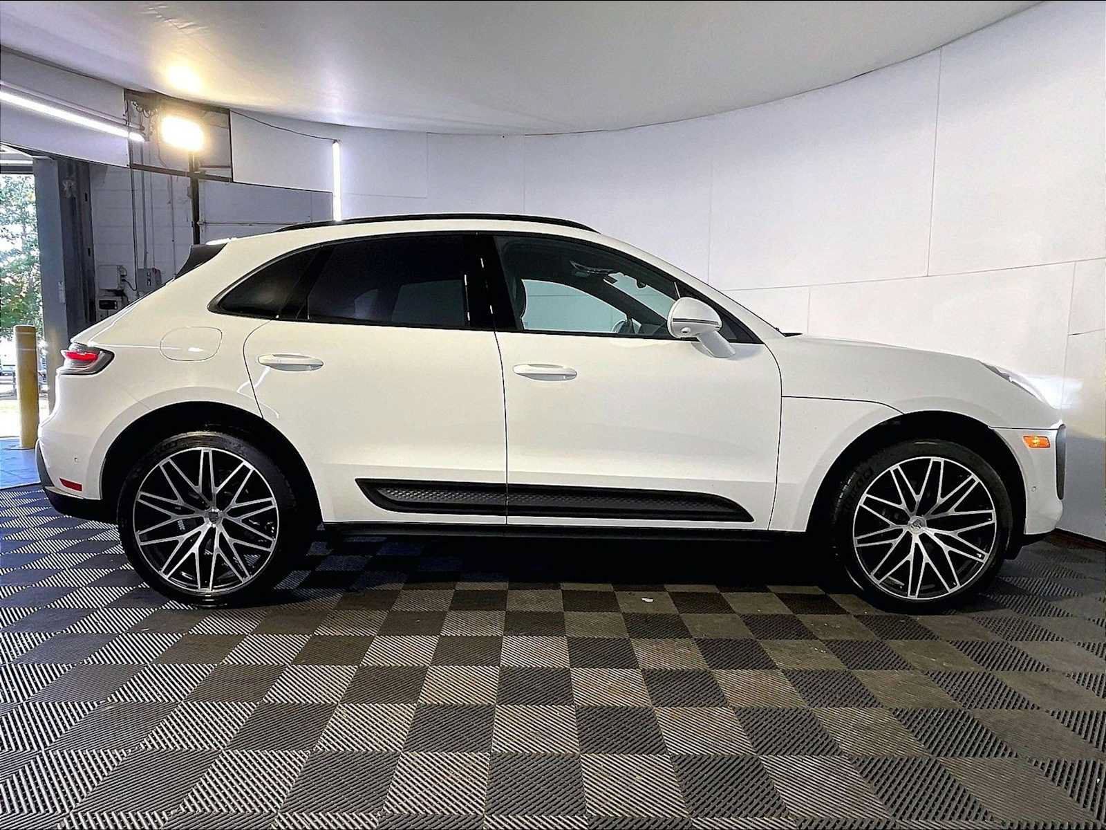 Certified 2023 Porsche Macan AWD/4WD image 8