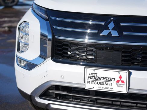 New 2026 Mitsubishi Outlander SE image 9