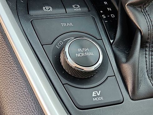 Used 2022 Toyota RAV4 XLE image 25