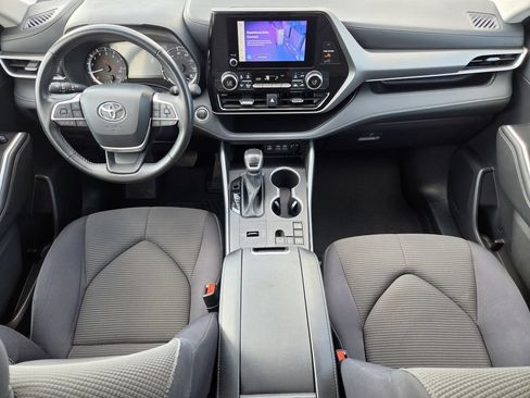 Used 2025 Toyota Highlander LE FWD image 12