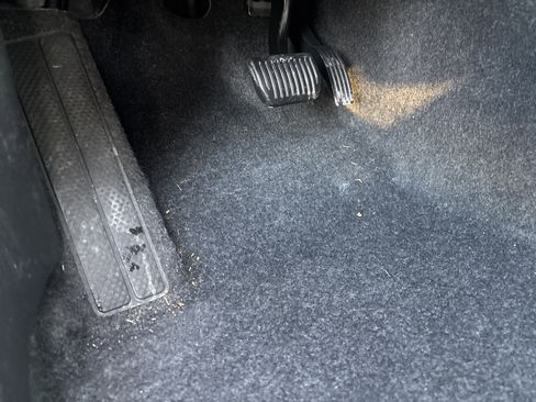 Used 2025 Volvo XC40 B5 Plus image 17