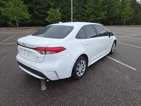 Used 2021 Toyota Corolla LE FWD image 3