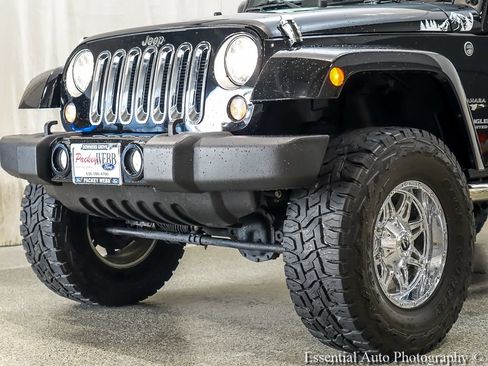 Used 2016 Jeep Wrangler Unlimited Sahara w/ Connectivity Group AWD/4WD image 3