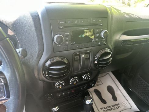 Used 2017 Jeep Wrangler Sahara AWD/4WD image 13