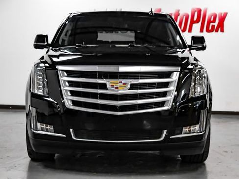 Used 2018 Cadillac Escalade Luxury image 4