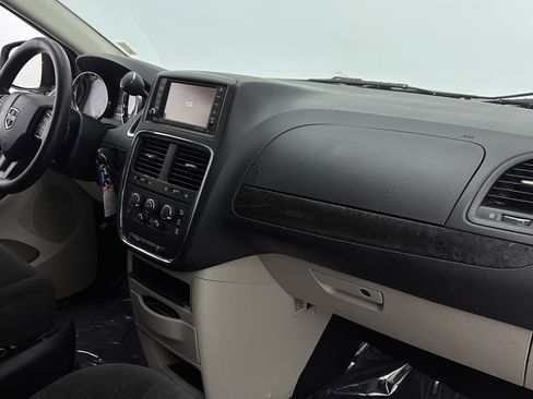 Used 2018 Dodge Grand Caravan SE FWD image 29