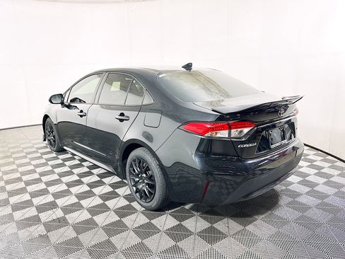 Used 2022 Toyota Corolla LE image 5