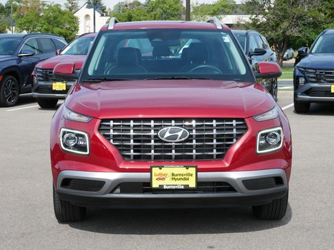 Used 2024 Hyundai Venue Limited FWD image 2