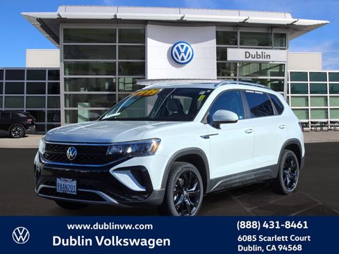 Certified 2022 Volkswagen Taos SE w/ Panoramic Sunroof Package image 7