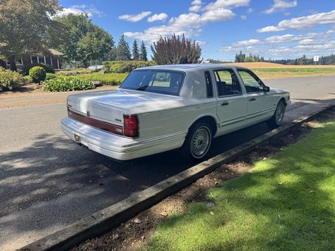 Used 1994 Lincoln Town Car Executive RWD image 5