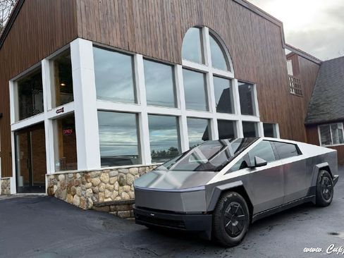 Used 2025 Tesla Cybertruck AWD Crew Cab image 52
