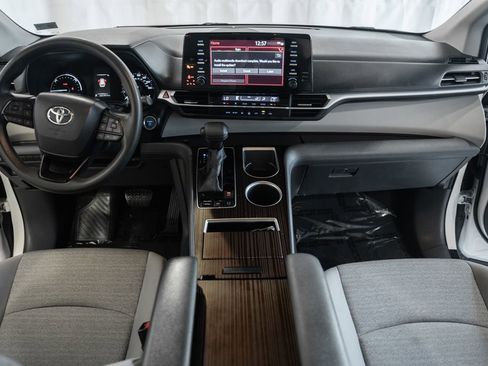 Used 2023 Toyota Sienna LE FWD image 18