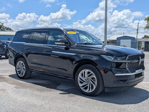 Used 2025 Lincoln Navigator Reserve AWD/4WD image 2