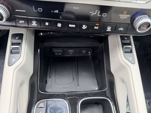 Certified 2024 Kia Telluride EX w/ EX Captain's Chair Package FWD image 21