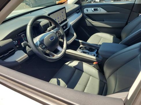 Used 2026 Ford Explorer Active w/ Active Comfort Package RWD image 3