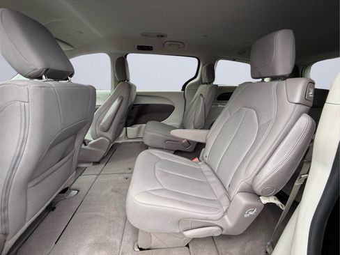 Used 2018 Chrysler Pacifica Touring FWD image 21