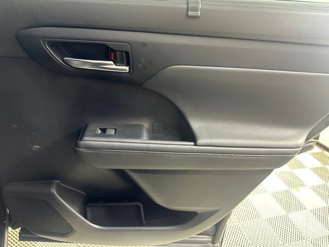 Used 2022 Toyota Highlander XLE AWD/4WD image 22