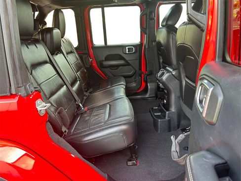 Used 2018 Jeep Wrangler Unlimited Sahara image 17