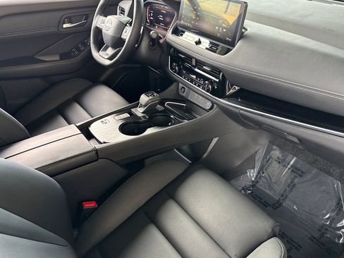 Used 2025 Nissan Rogue SL image 14