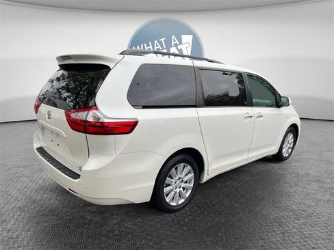 Used 2017 Toyota Sienna XLE Premium image 3