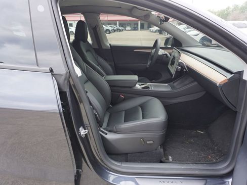 Used 2024 Tesla Model Y Long Range image 19