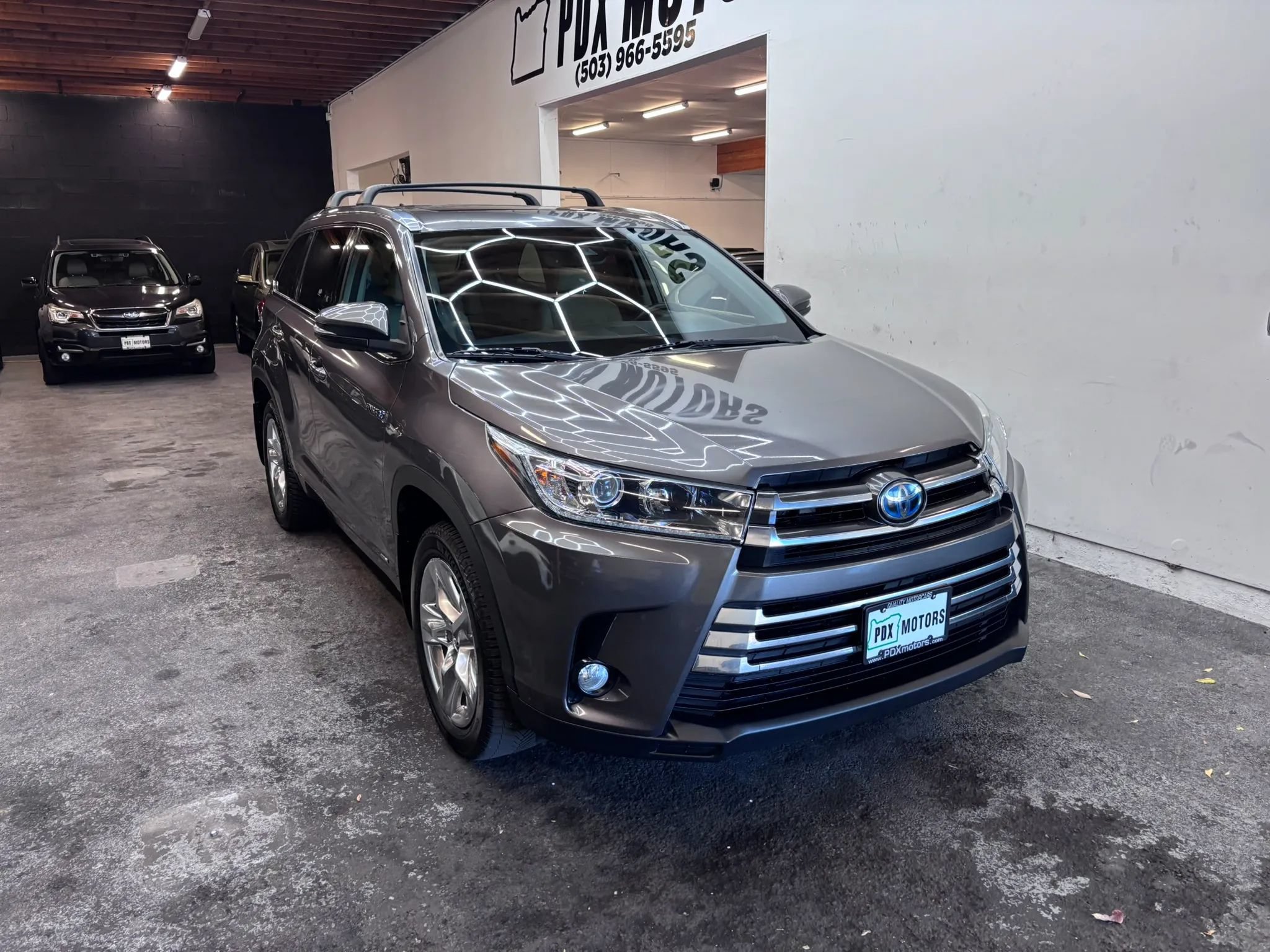 Used 2018 Toyota Highlander Limited AWD/4WD image 2