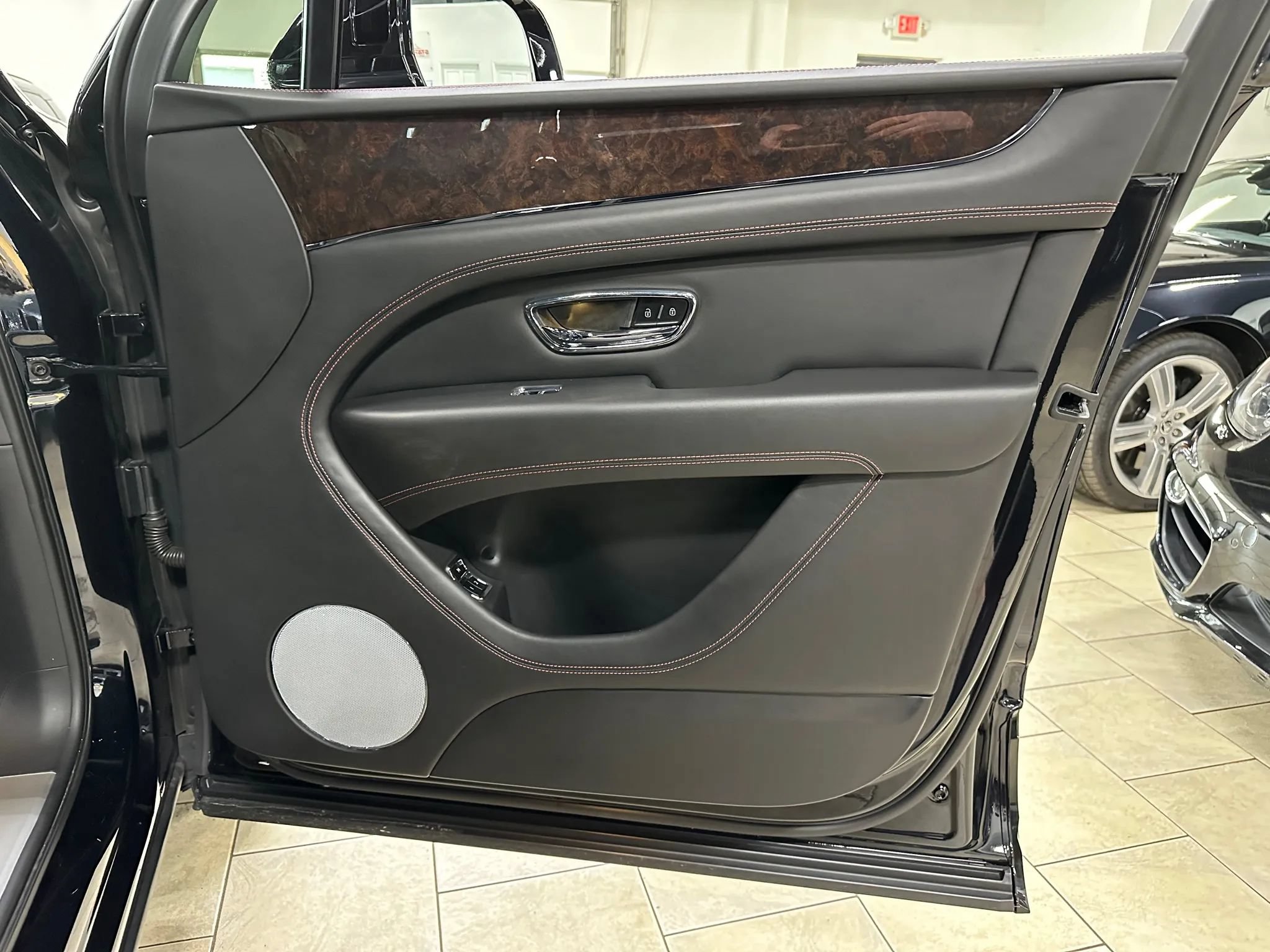 Used 2021 Bentley Bentayga AWD/4WD image 29