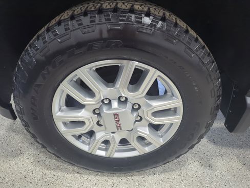 Used 2024 GMC Sierra 2500 SLT w/ SLT Premium Package AWD/4WD image 9