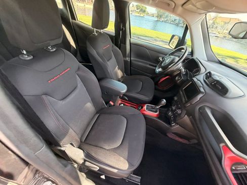 Used 2018 Jeep Renegade Trailhawk w/ Popular Equipment Group AWD/4WD image 16