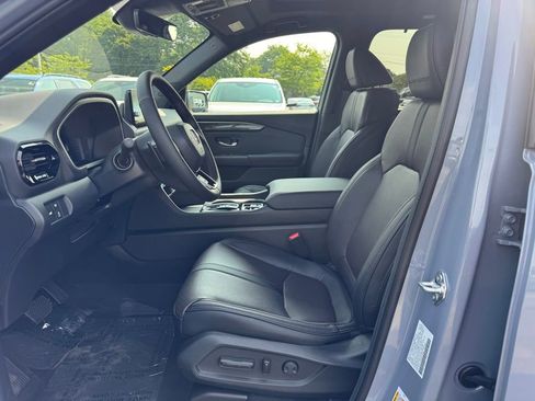 Used 2025 Honda Pilot Black Edition image 8