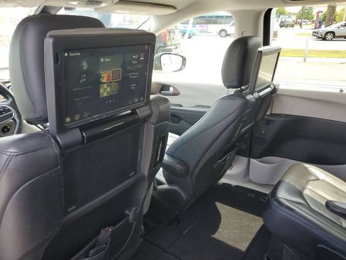 Used 2018 Chrysler Pacifica Touring-L Plus FWD image 21