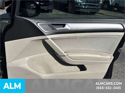 Used 2017 Volkswagen Golf SE image 18