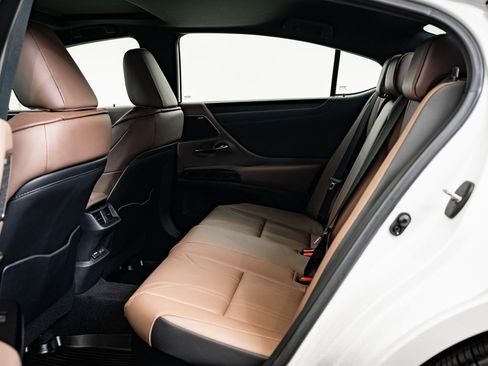 Certified 2025 Lexus ES 300h w/ Luxury Package image 42