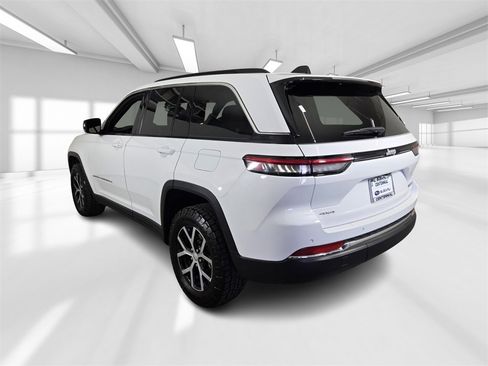 Used 2024 Jeep Grand Cherokee Limited image 4