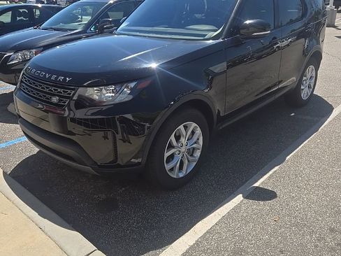 Used 2018 Land Rover Discovery SE image 1