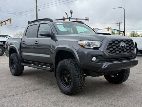 Used 2022 Toyota Tacoma TRD Sport w/ Technology Package AWD/4WD image 4