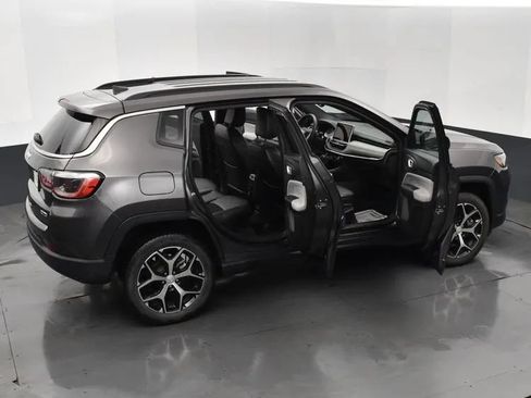 Used 2024 Jeep Compass Latitude AWD/4WD image 6
