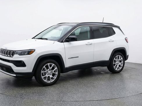 Used 2025 Jeep Compass Limited AWD/4WD image 3