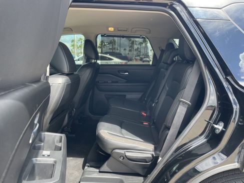 Certified 2023 Nissan Pathfinder SL image 18