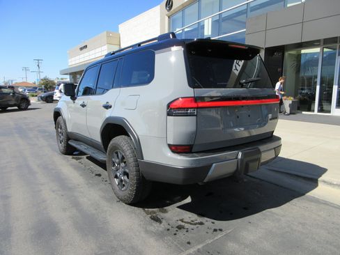 Used 2024 Lexus GX 550 AWD/4WD image 5