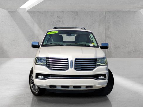 Used 2016 Lincoln Navigator Select RWD image 3