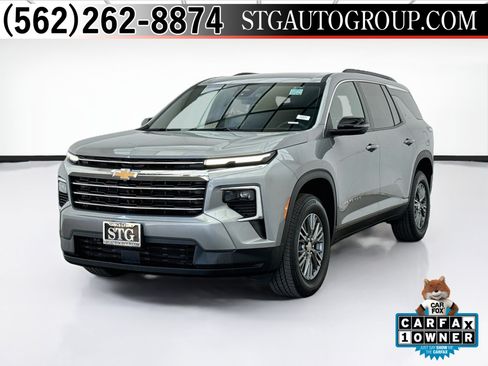 Used 2025 Chevrolet Traverse LT FWD image 1