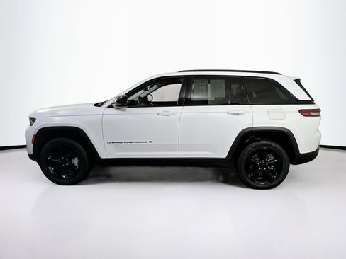 Used 2023 Jeep Grand Cherokee Limited w/ Black Appearance Package AWD/4WD image 8