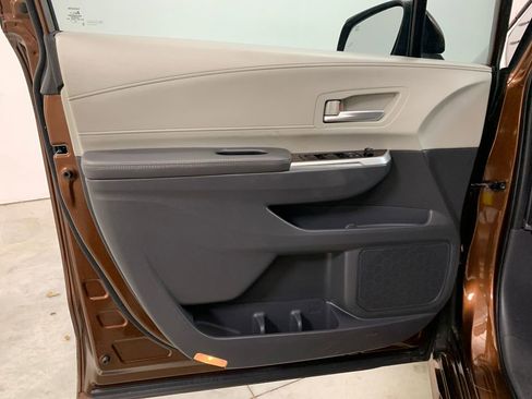 Used 2022 Toyota Sienna XLE image 6
