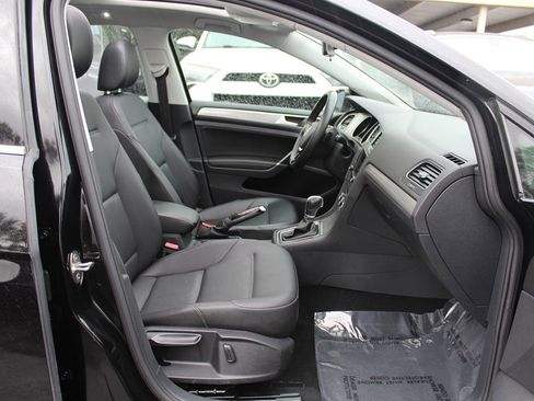 Used 2017 Volkswagen Golf SE image 23