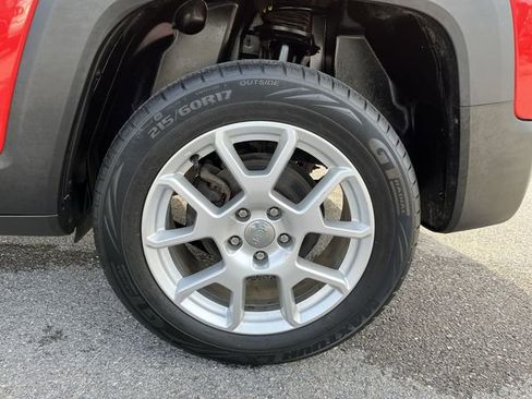 Used 2019 Jeep Renegade Latitude w/ Cold Weather Group image 20