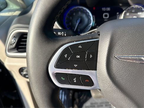 Used 2023 Chrysler Pacifica Touring-L FWD image 35
