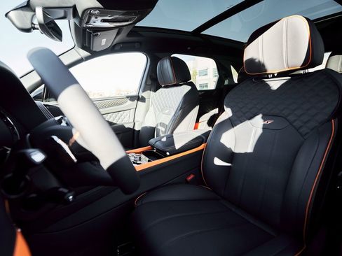 Used 2025 Bentley Bentayga image 46