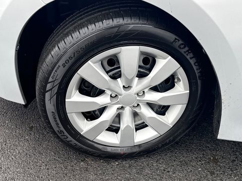 Used 2016 Toyota Corolla LE image 12