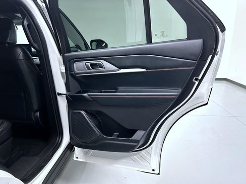 Used 2025 Ford Explorer ST-Line w/ ST-Line Street Pack image 17